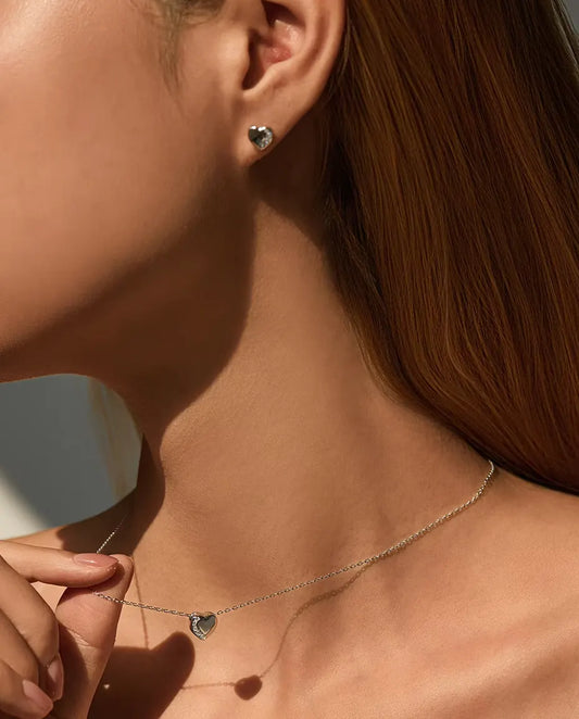 Parure Cœur en Argent 925 - boucle d’oreille et collier portés ensemble par un mannequin