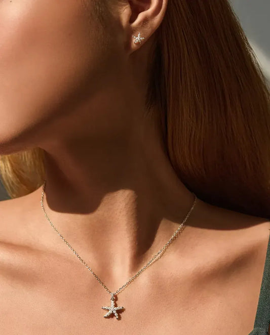 Parure Étoile de Mer en Argent 925 - collier et puce d’oreille portés par un mannequin