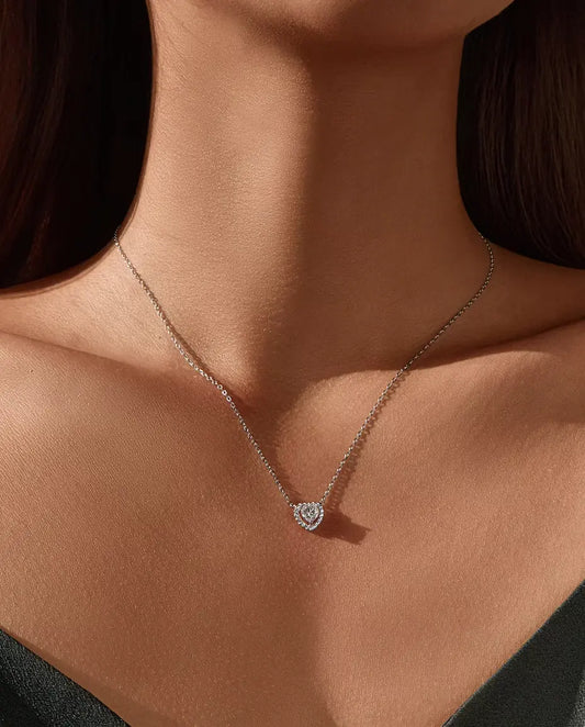 Parure Moissanite Cœur en Argent 925 - collier porté par un mannequin