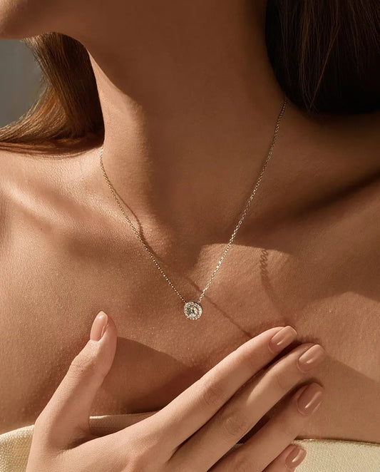 Parure Moissanite Ronde Halo en Argent 925 - collier porté par un mannequin