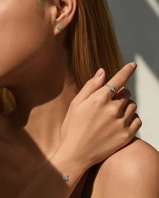 Parure Moissanite Trèfle en Argent 925 – Bracelet, Bague et Puces d’Oreilles Pavées au Motif Trèfle de Carte, Ensemble 3 Pièces pour Elle