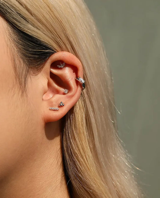 Puces d’Oreilles Barrette à Cinq Moissanites en Argent 925 - portée avec d’autres puces à la même oreille