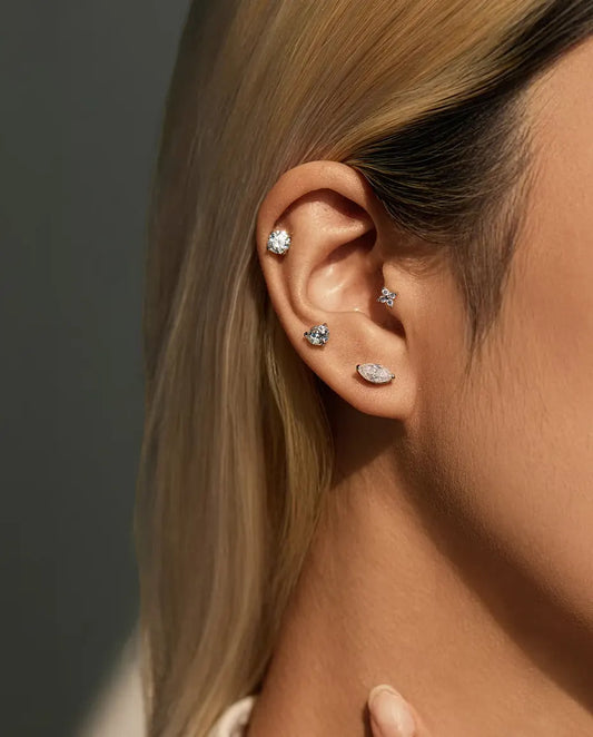 Puces d’Oreilles Moissanite Marquise en Demi-Serti Clos - portée par un mannequin, main posée sur le cou