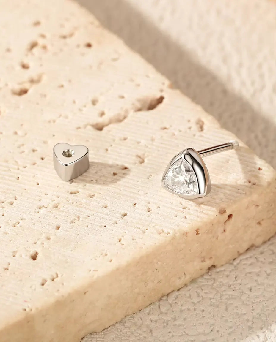 Puces d’Oreilles Moissanite Triangle en Serti Clos - avec le fermoir en forme de cœur retiré et posé à côté