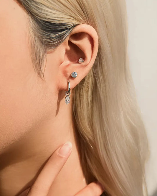 Puces d’Oreilles Moissanite Triangle en Serti Clos - portée à l’oreille, gros plan