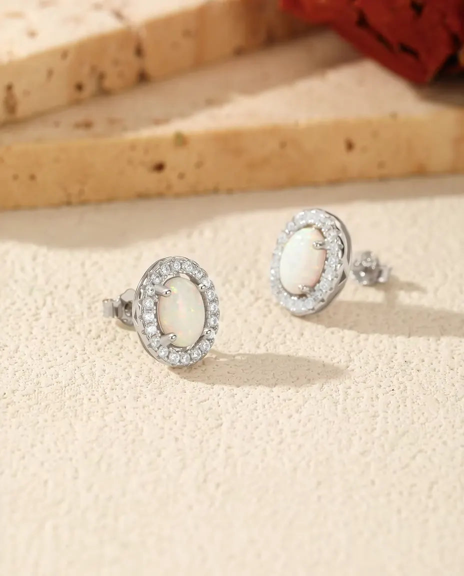 Puces d’Oreilles Opale en Argent 925 – Opale Blanche Ovale de Laboratoire 5 x 7 mm avec Halo de Zircones, Serti à Quatre Griffes, Cadeau pour Elle