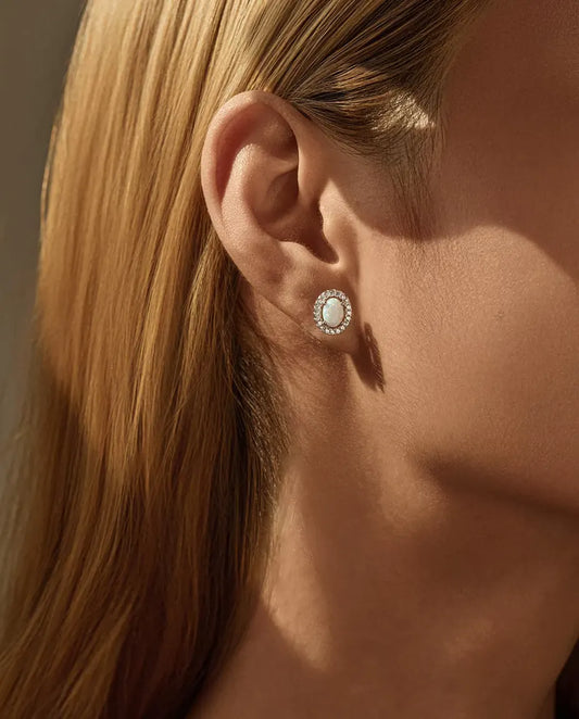 Puces d’Oreilles Opale en Argent 925 – Opale Blanche Ovale de Laboratoire 5 x 7 mm avec Halo de Zircones, Serti à Quatre Griffes, Cadeau pour Elle
