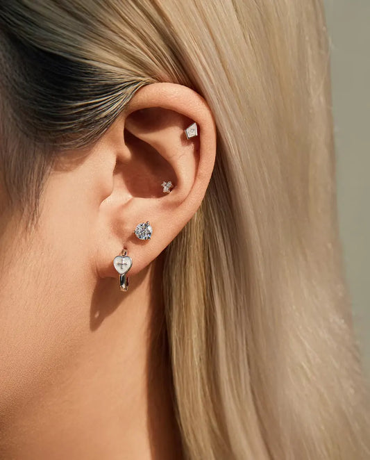 Puces d’Oreilles Trèfle Moissanite en Argent 925 - portée à l’oreille, gros plan