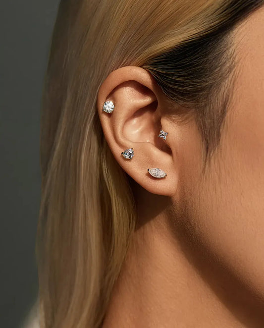 Puces d’Oreilles Trèfle à Quatre Feuilles Moissanite en Argent 925 - portée à l’oreille, gros plan
