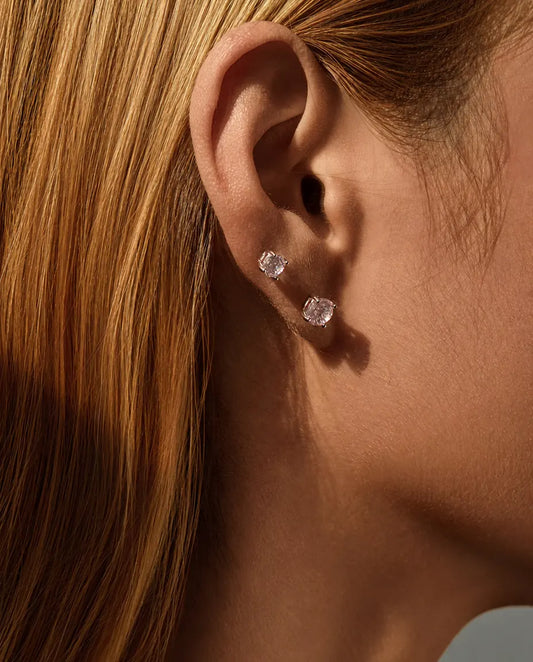 Puces d’Oreilles Zircone Rose en Argent 925 - 7 mm et 8 mm portées par un mannequin