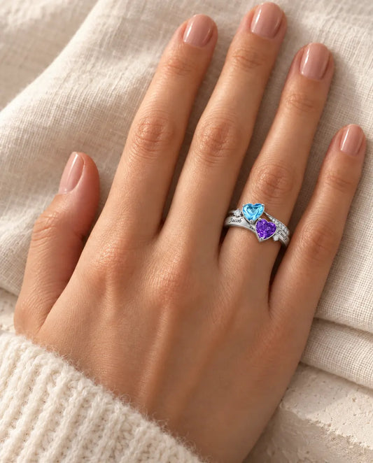 Bague pierre de naissance personnalisée 2 prénoms - bague deux cœurs décalés en argent 925 - portée à la main