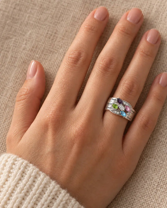 Bague pierre de naissance personnalisée 5 prénoms - bague de famille trois anneaux en argent 925 - portée à la main