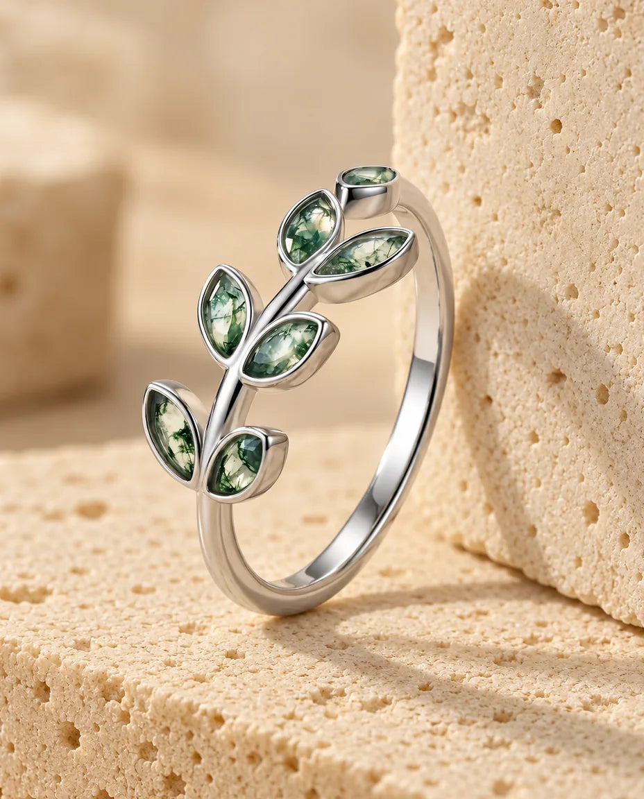 Bague Agate Mousse - présentée sur un bloc de travertin