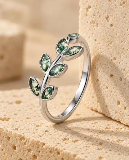 Bague Agate Mousse - présentée sur un bloc de travertin