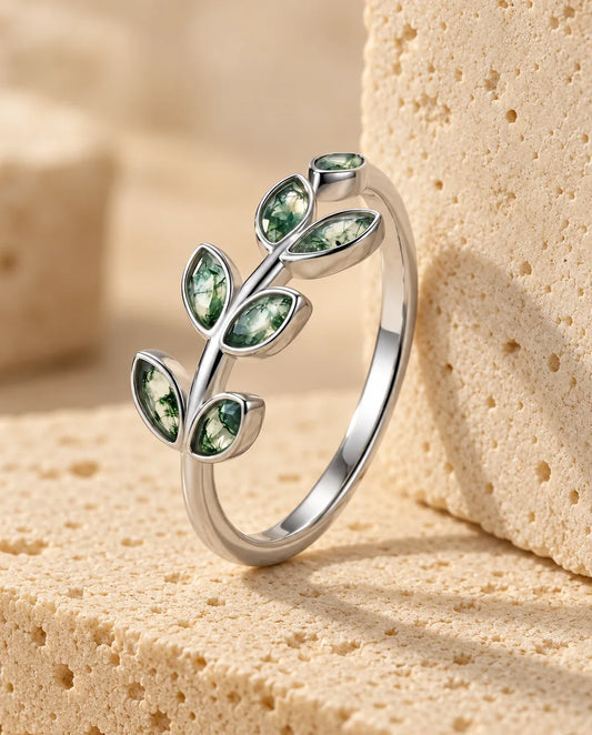 Bague Agate Mousse - présentée sur un bloc de travertin