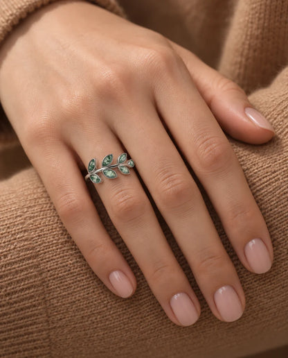Bague Agate Mousse - portée à la main