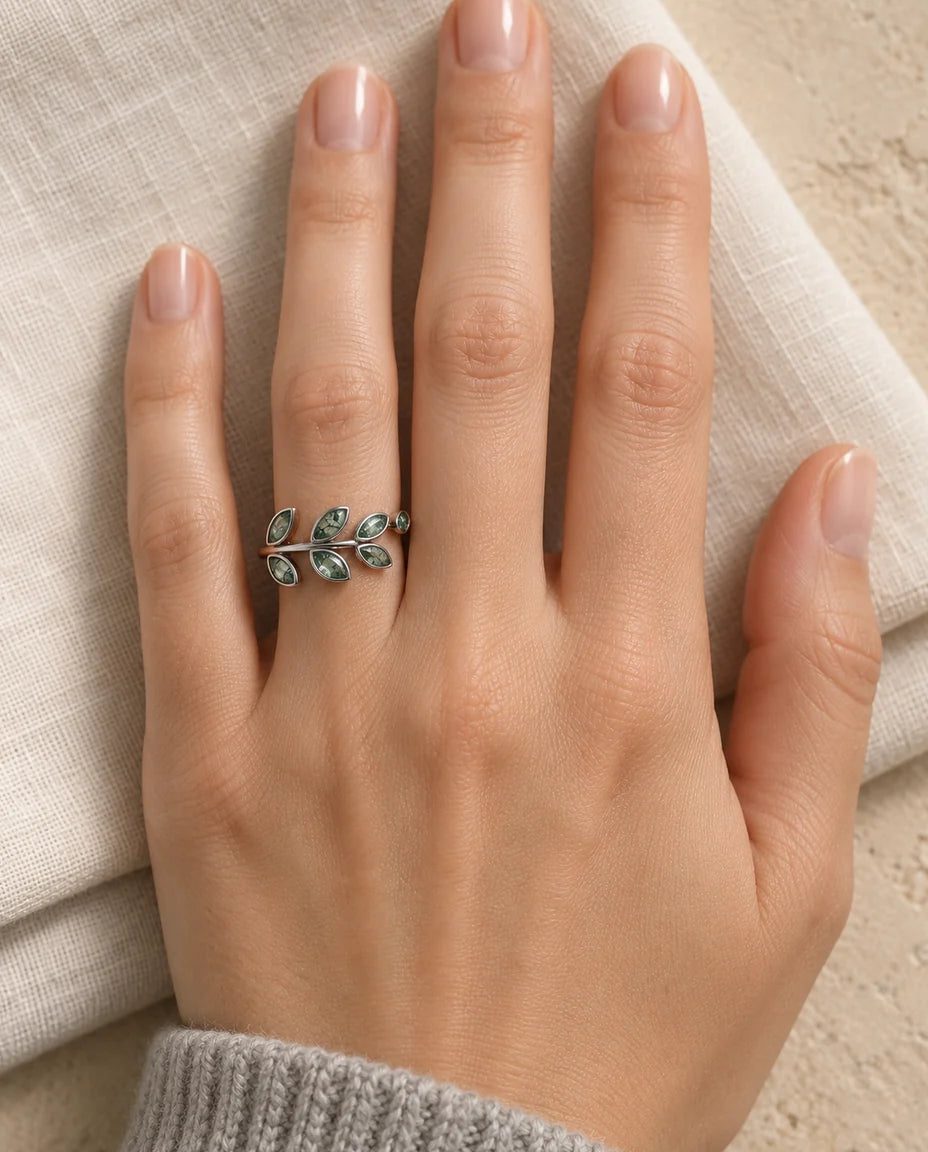 Bague Agate Mousse - portée à la main, gros plan