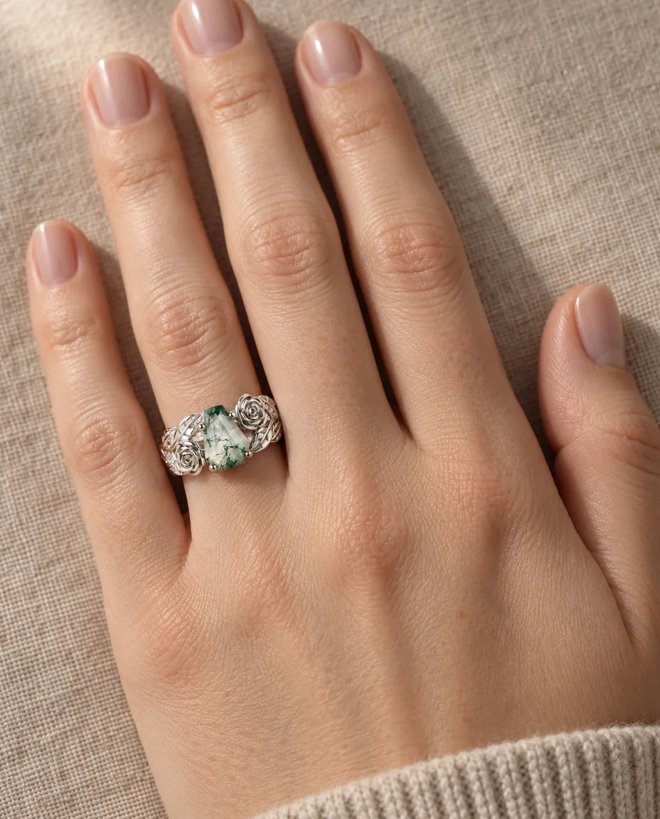 Bague Agate Mousse - portée à la main