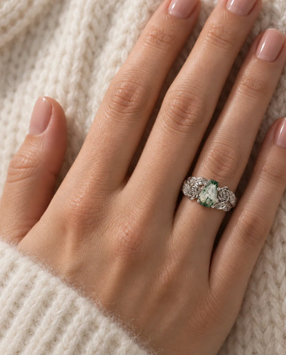 Bague Agate Mousse - portée à la main, gros plan
