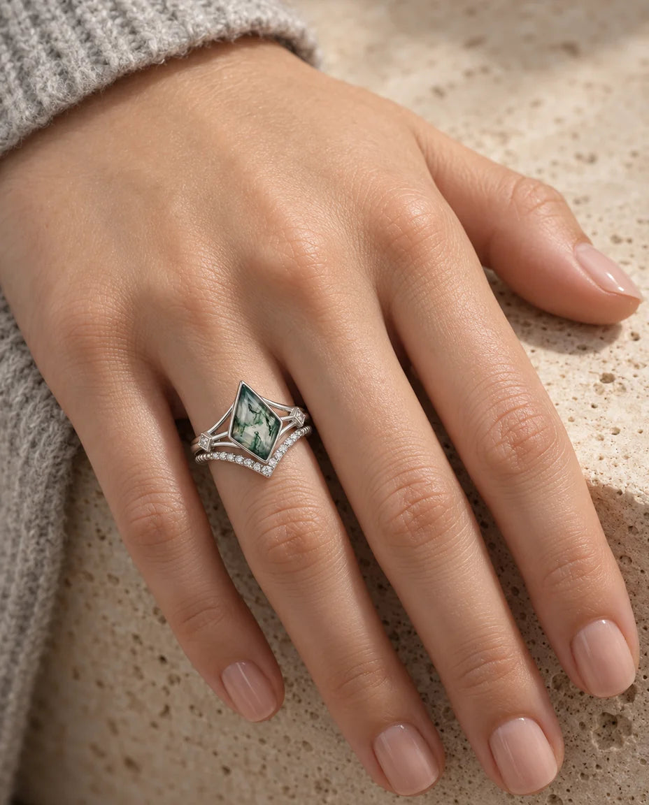 Bague Agate Mousse - portée à la main, gros plan