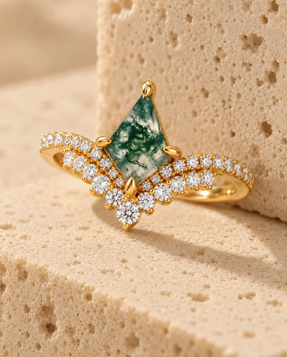 Bague Agate Mousse - présentée sur un bloc de travertin