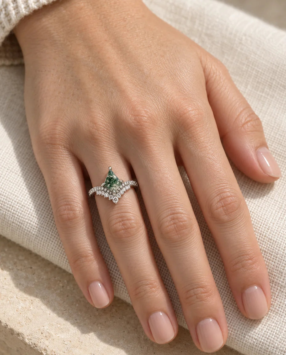 Bague Agate Mousse - portée à la main, finition argent