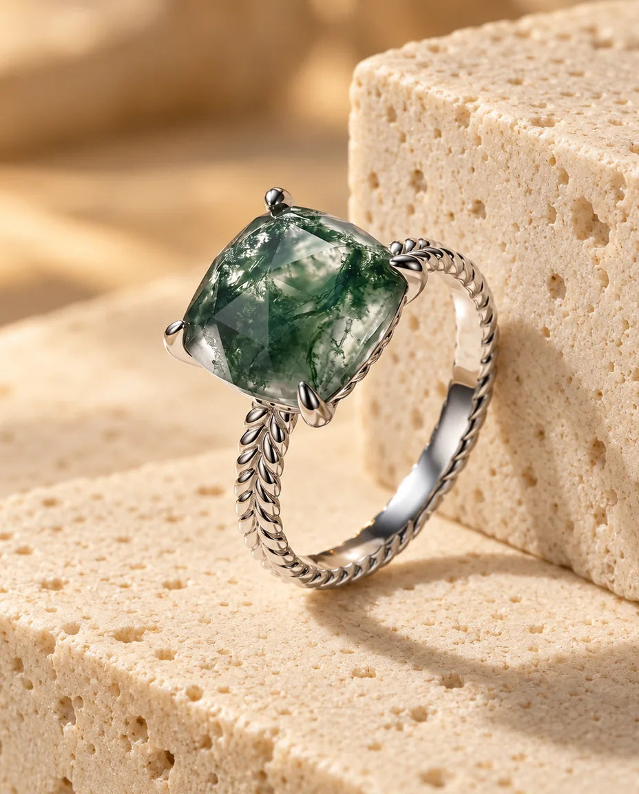 Bague Agate Mousse - présentée sur un bloc de travertin