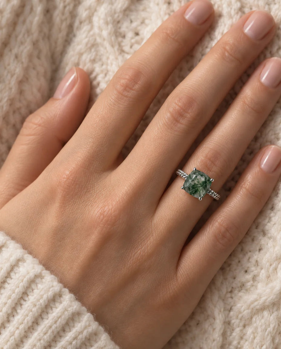 Bague Agate Mousse - portée à la main, gros plan