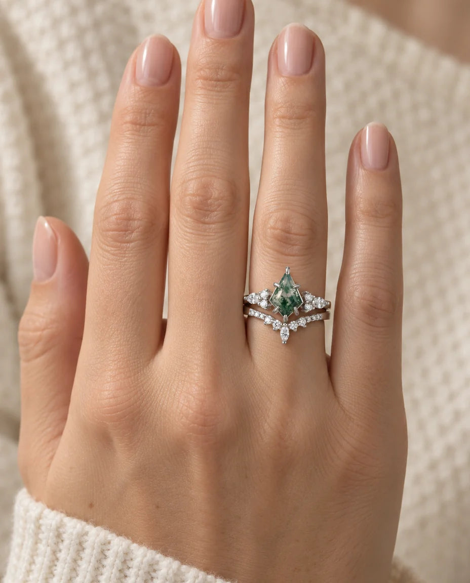 Bague Agate Mousse - portée à la main, finition argent