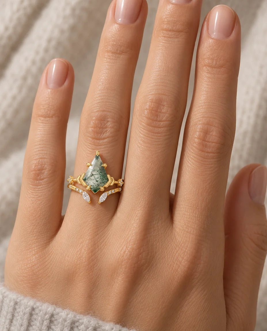 Bague Agate Mousse - portée à la main, gros plan