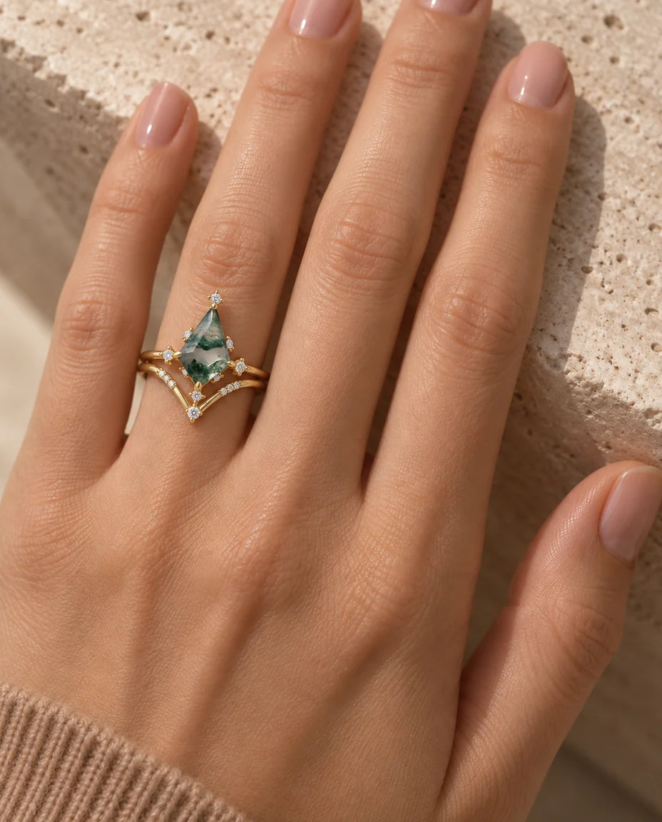 Bague Agate Mousse - portée à la main, gros plan