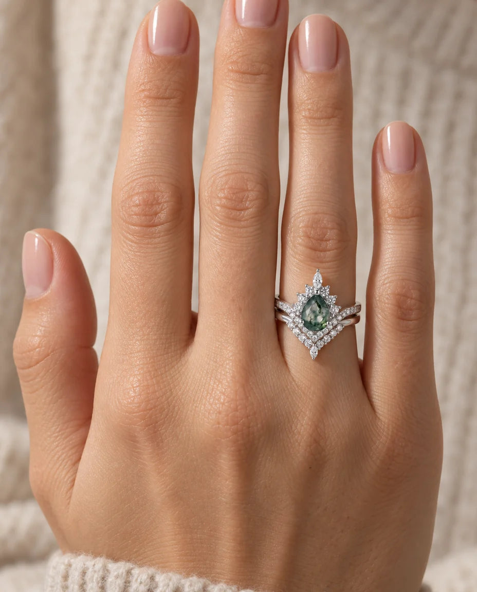 Bague Agate Mousse - portée à la main, finition argent