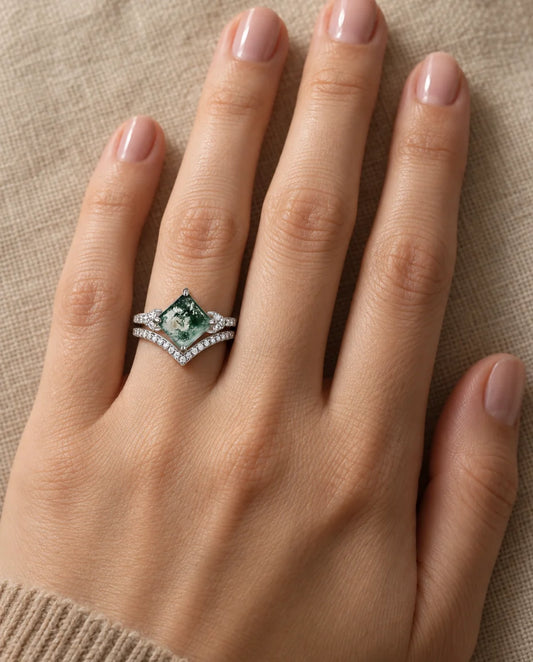 Bague Agate Mousse - portée à la main