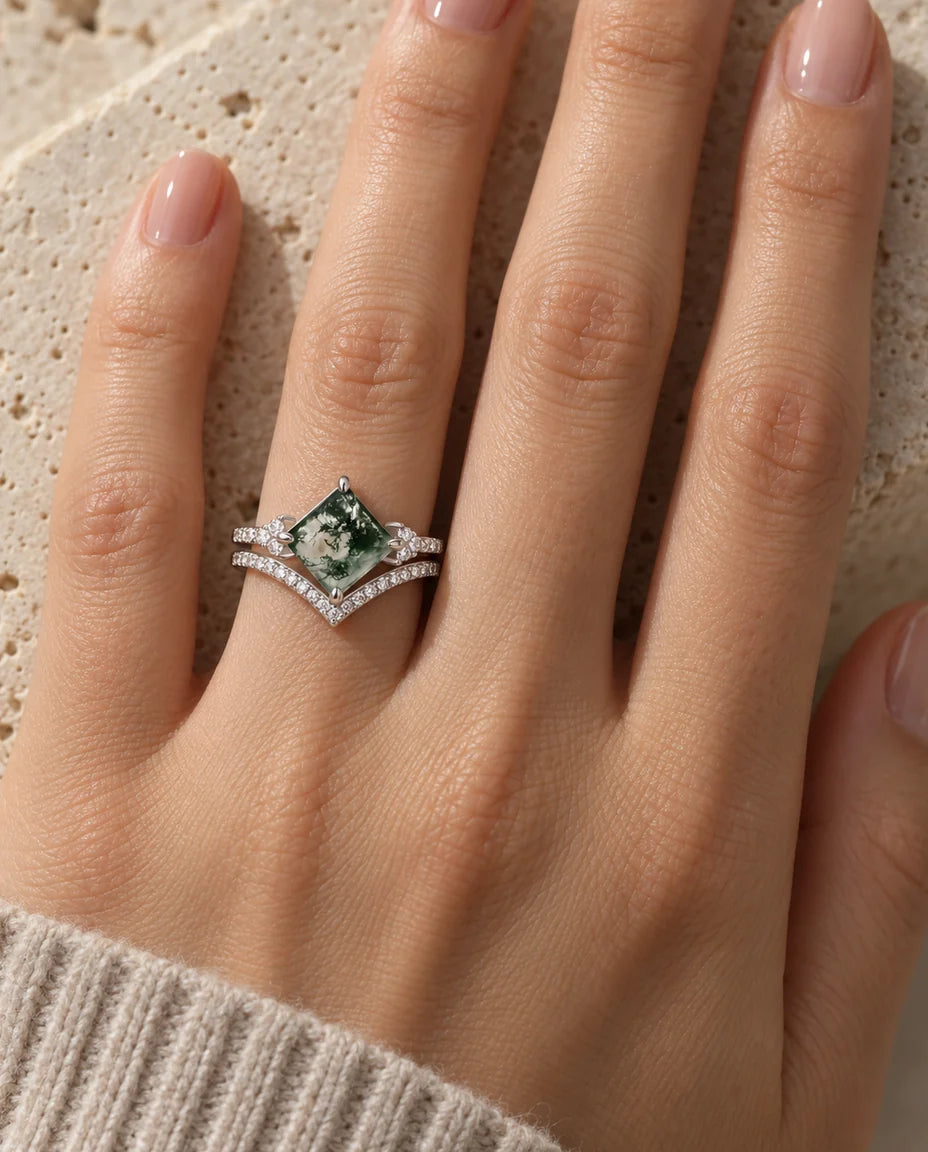 Bague Agate Mousse - portée à la main, gros plan