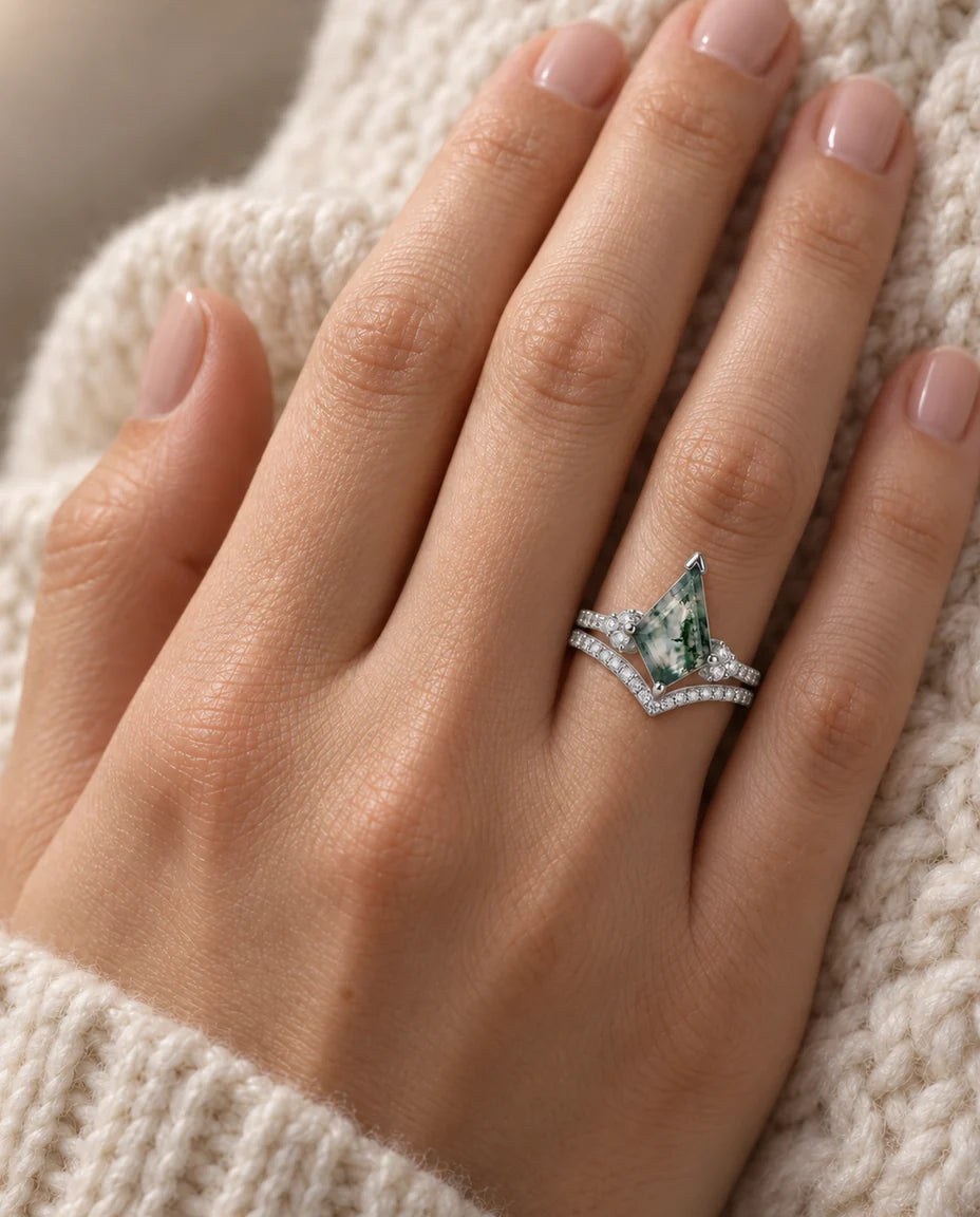 Bague Agate Mousse - portée à la main