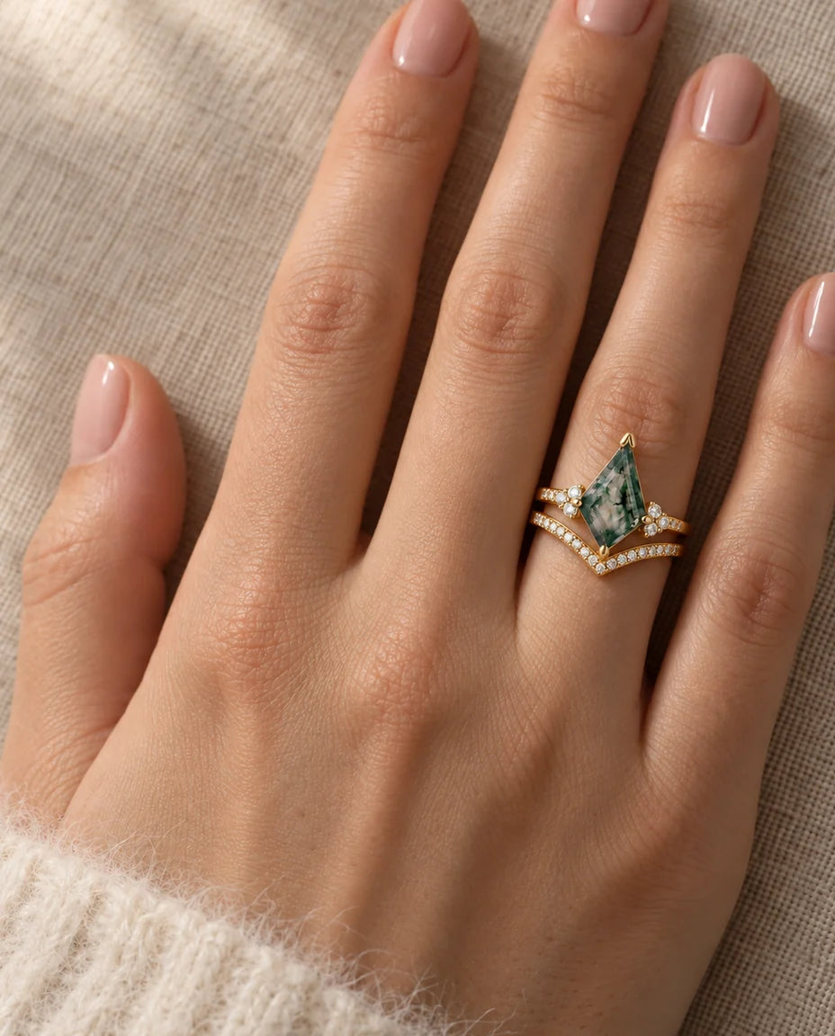 Bague Agate Mousse - portée à la main, finition or