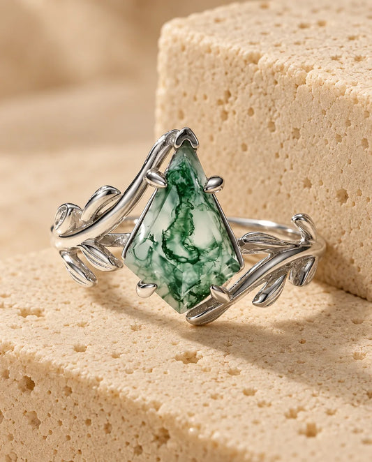 Bague Agate Mousse - présentée sur un bloc de travertin