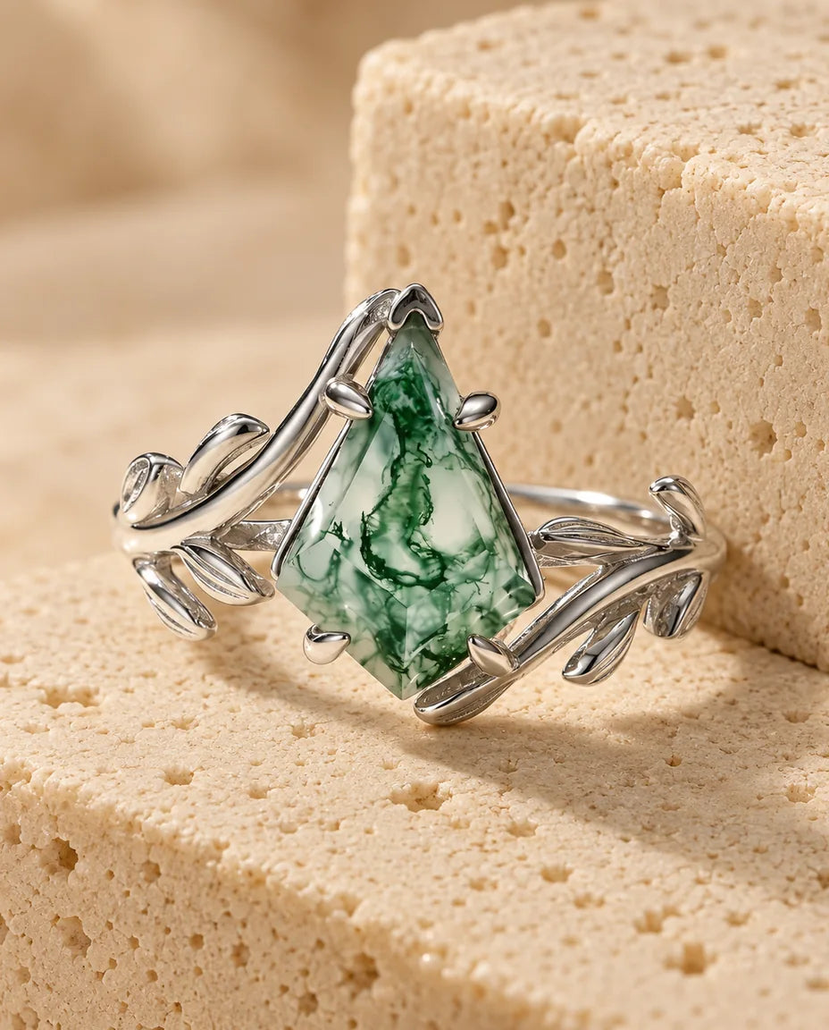 Bague Agate Mousse - présentée sur un bloc de travertin