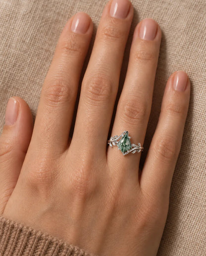 Bague Agate Mousse - portée à la main, gros plan