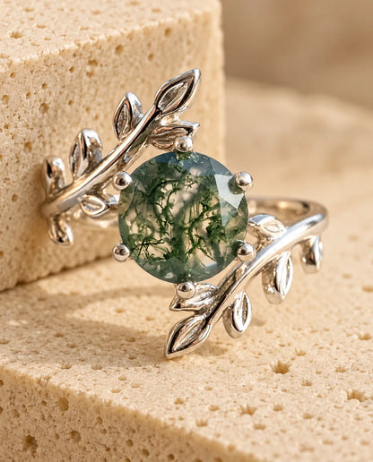 Bague Agate Mousse - présentée sur un bloc de travertin