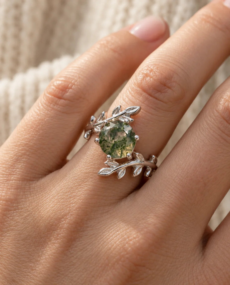 Bague Agate Mousse - portée à la main
