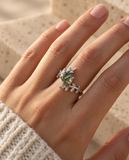 Bague Agate Mousse - portée à la main, gros plan