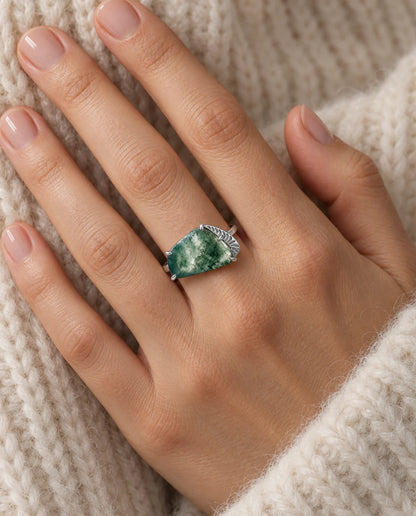 Bague Agate Mousse - portée à la main, gros plan