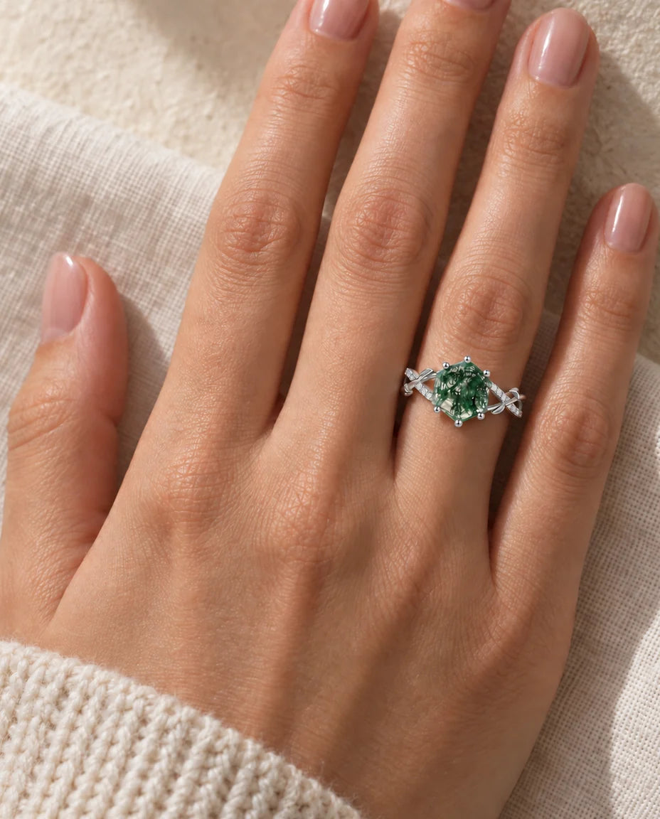 Bague Agate Mousse - portée à la main, gros plan