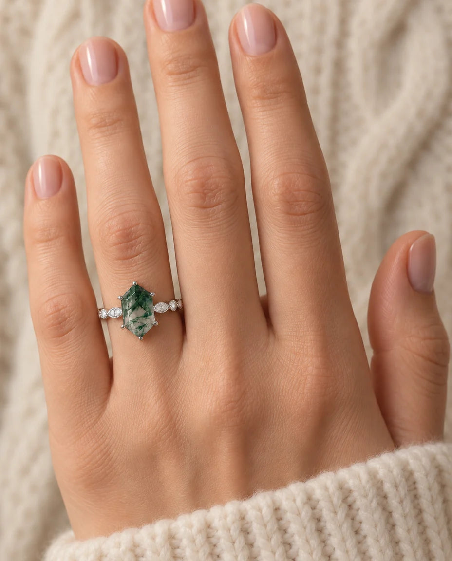 Bague Agate Mousse - portée à la main