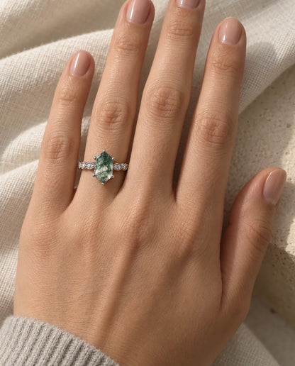 Bague Agate Mousse - portée à la main, gros plan