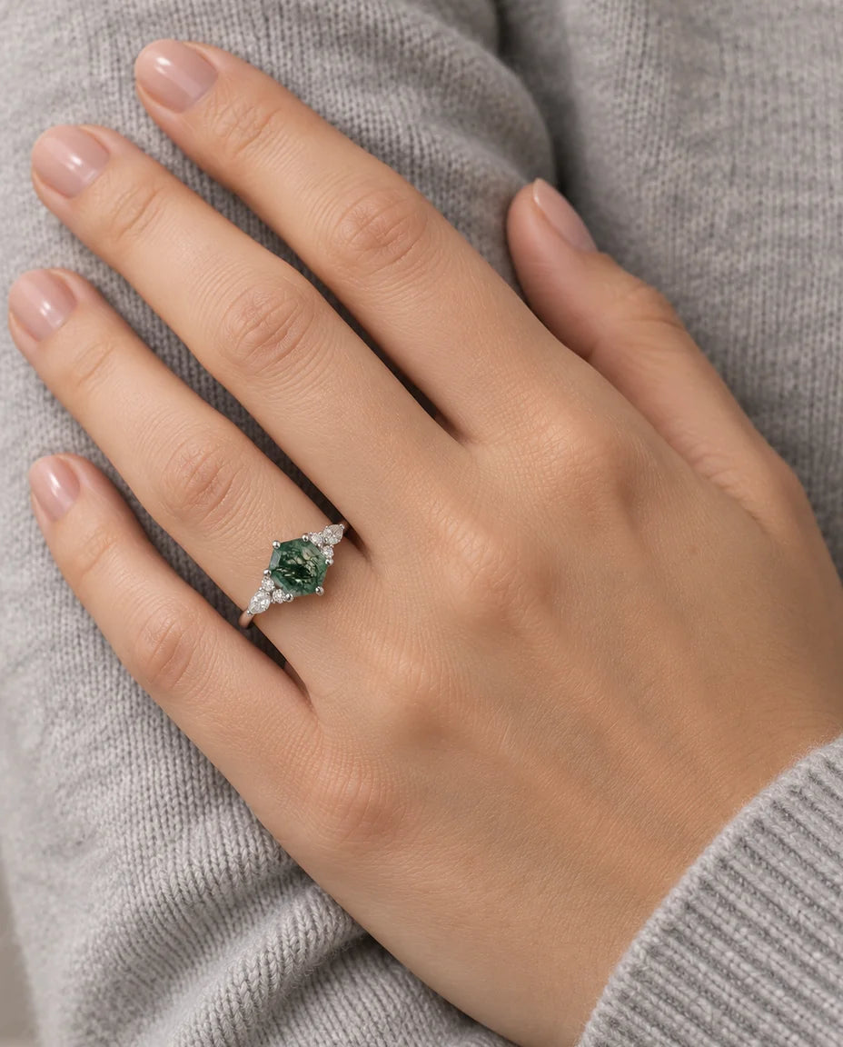 Bague Agate Mousse - portée à la main