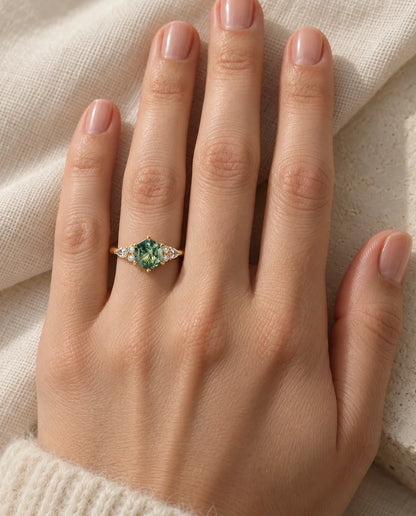 Bague Agate Mousse - portée à la main, finition or