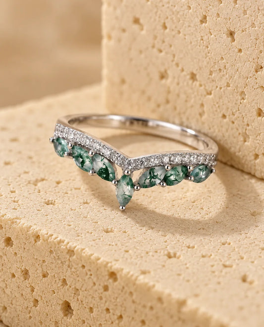 Bague Agate Mousse marquise - présentée sur un bloc de travertin