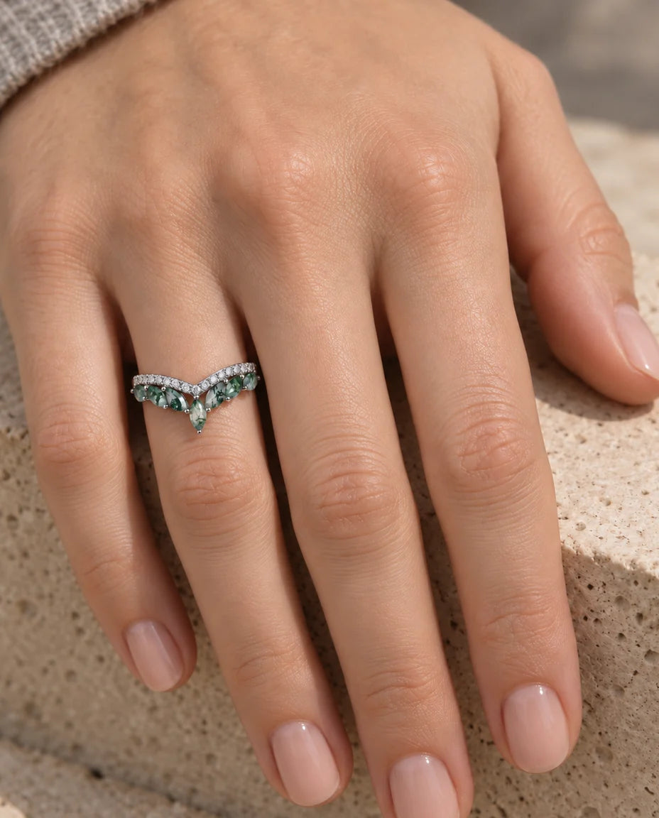 Bague Agate Mousse marquise - portée à la main, gros plan